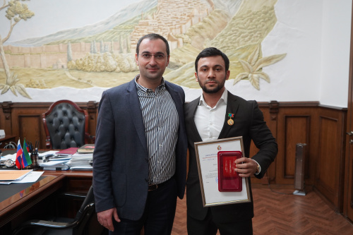 Рустамбек Пирмагомедов наградил Камала Хан-Магомедова знаком отличия «За заслуги перед Дербентом» 