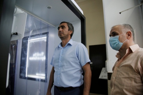 На входе социальных объектов Дербента установлены дезинфекционные камеры