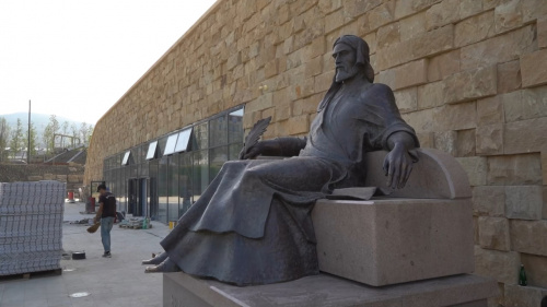 Памятник поэту Низами Гянджеви установили в одноименном парке