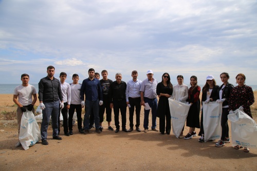 В Дербенте участники акции «Вода России» очистили от мусора прибрежную зону Каспийского моря