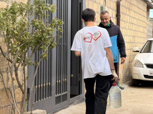 Волонтеры продолжают раздачу воды жителям, пострадавшим во время паводков